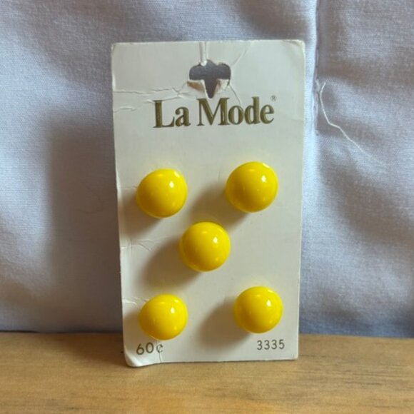 Vintage La Mode Yellow Plastic Buttons Ball on Original Card 1960s 1970s - Picture 3 of 6